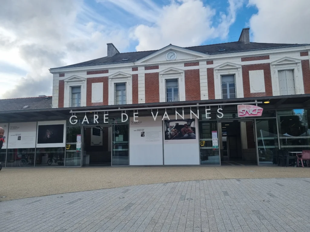 Façade de la gare SNCF de Vannes et son parvis, point de prise en charge des courses taxi et VTC Hermine Cab