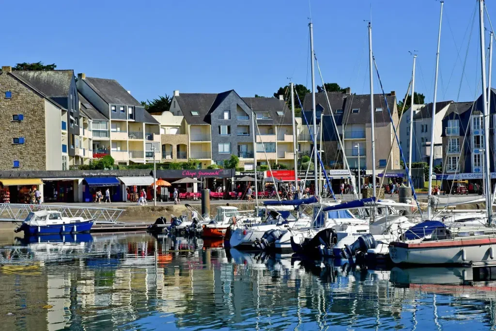 Le port du Crouesty à Arzon, ses résidences et les mâts des voiliers, destination des courses VTC au départ de Vannes