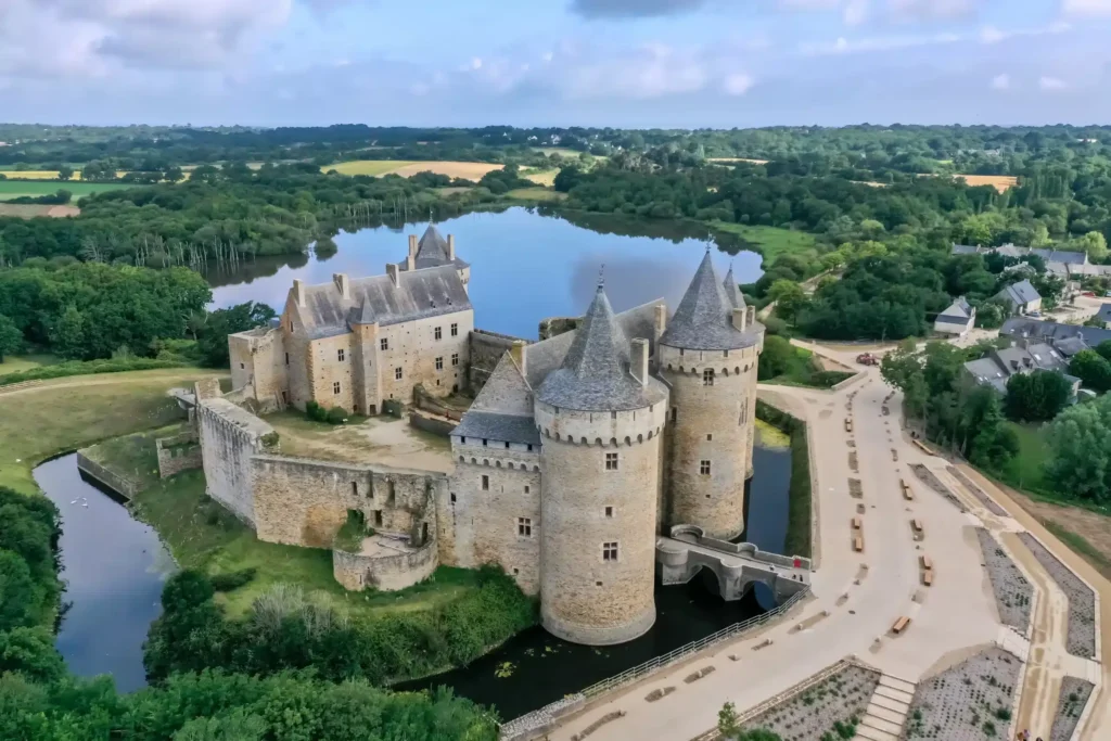 Le château de Suscinio à Sarzeau vu du ciel, avec son étang et la presqu'île de Rhuys