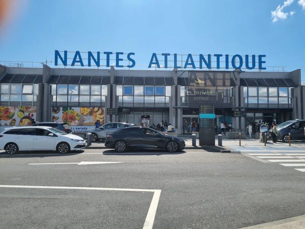 Terminal de l'aéroport Nantes Atlantique côté arrivées, zone de prise en charge des taxis et VTC vers Vannes et le Morbihan